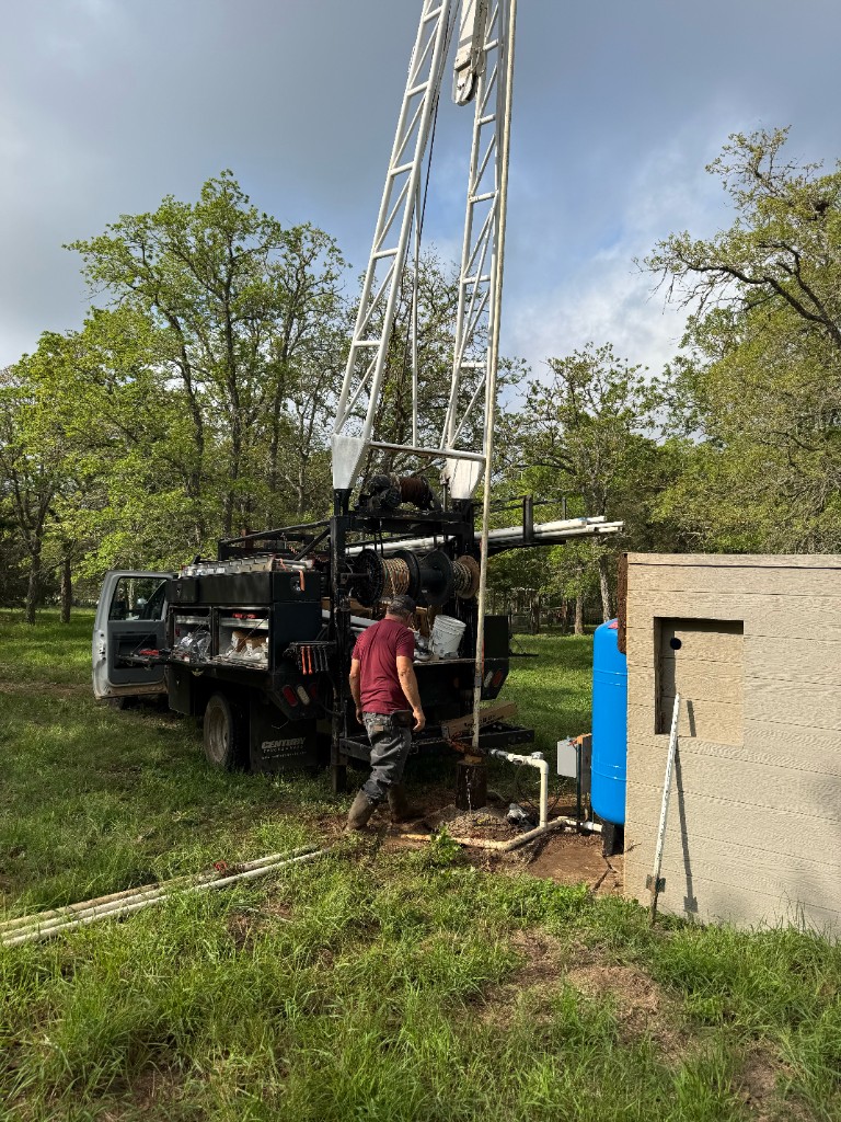 Reliant service truck with mast at a well site